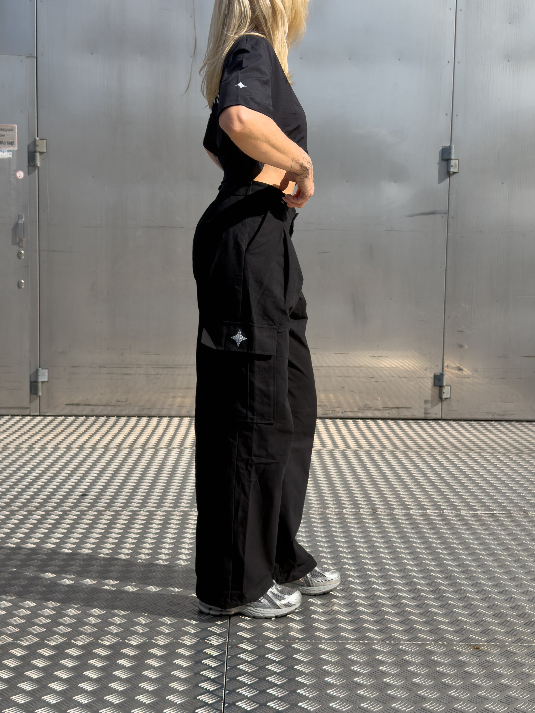 Cropped UNIFORM Perform T - Black