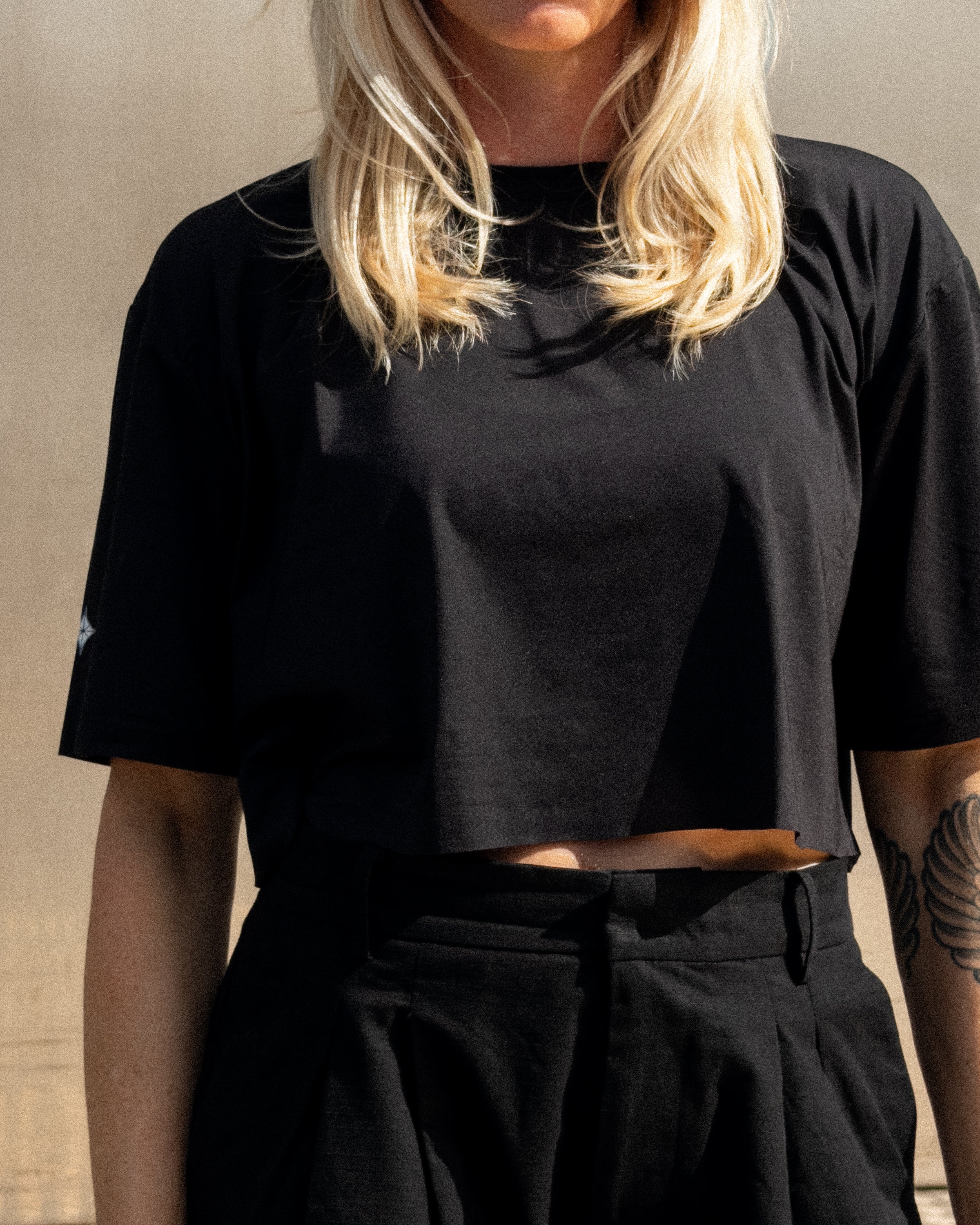 Cropped UNIFORM Perform T - Black