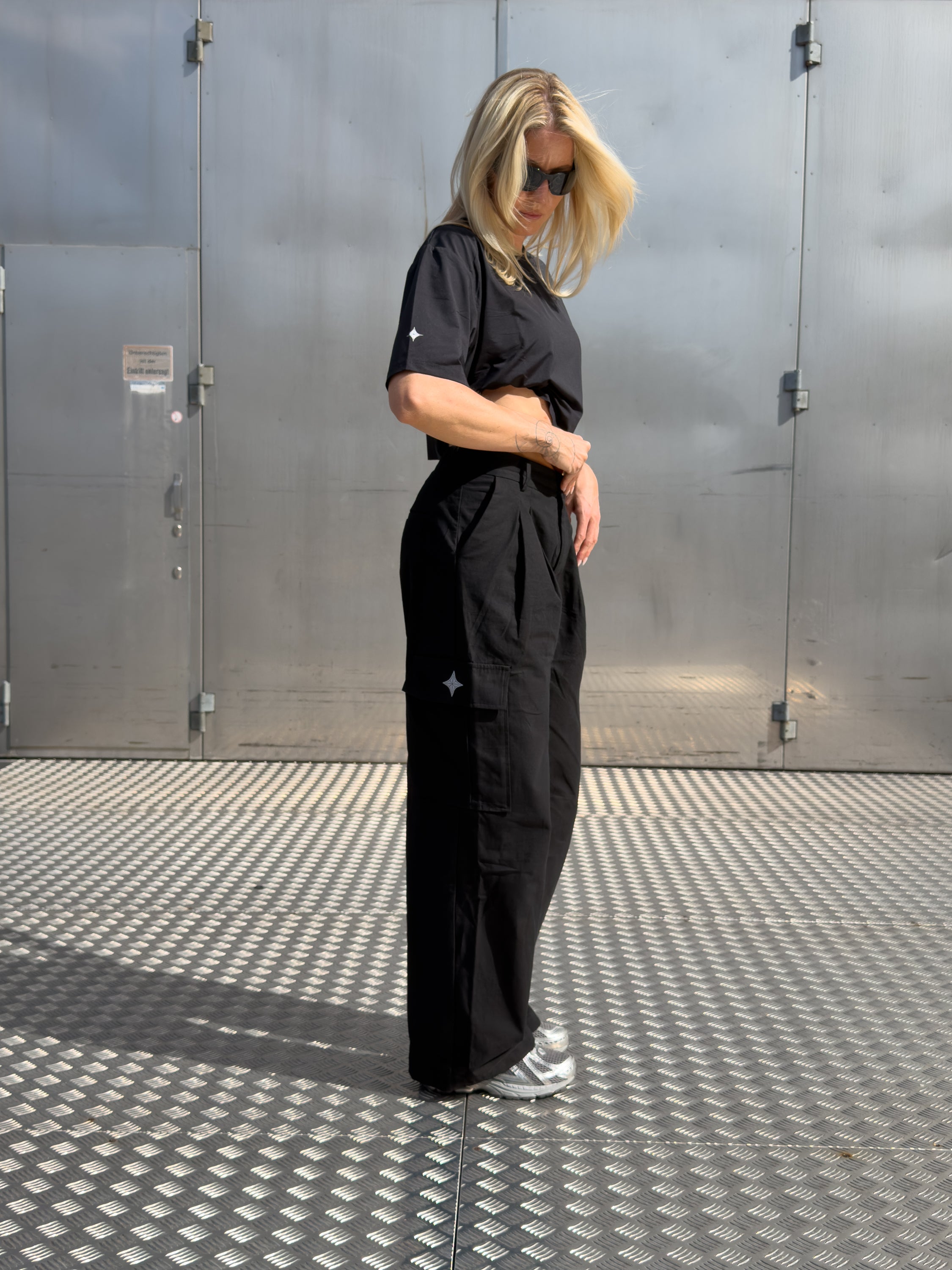 Cropped UNIFORM Perform T - Black