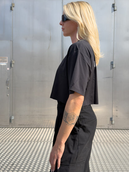 Cropped UNIFORM Perform T - Black