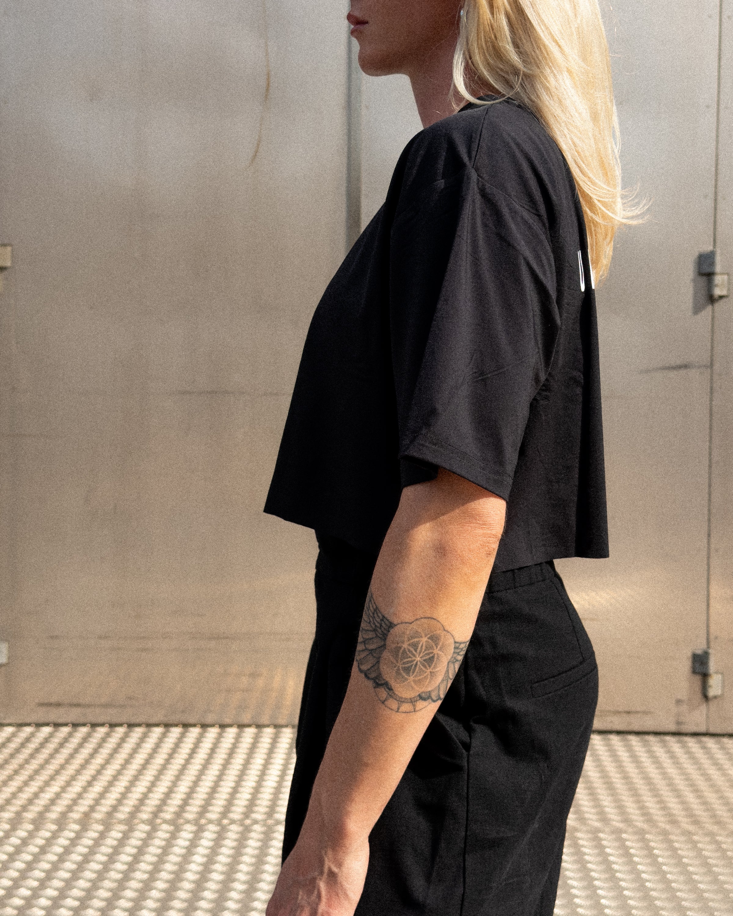 Cropped UNIFORM Perform T - Black