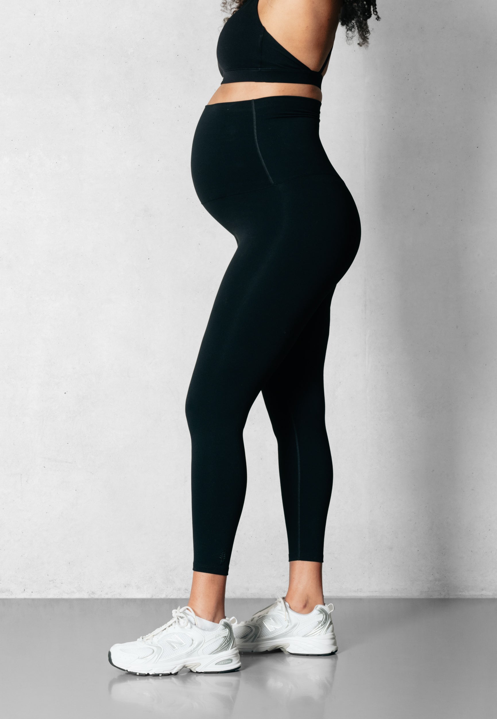 V-Shape Pregnancy Tights - Extra High Waist - Black